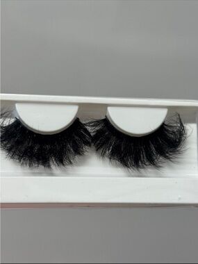 Luxury Black False Eyelashes - Fluffy Volume